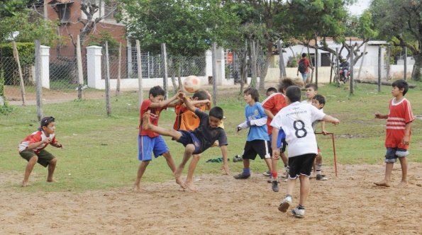 Trending Breaking News Imagen De Ninos Jugando Futbol En El Barrio Partidos So O Cuando La Magia Del Futbol Brilla En Las Canchitas Del Barrio Periodismo Joven Abc Color Ver Mas Ideas