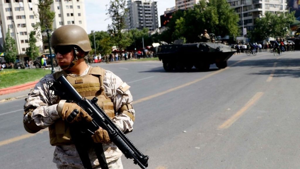 Santiago De Chile Bajo Toque De Queda Por Orden Del Ejército ...