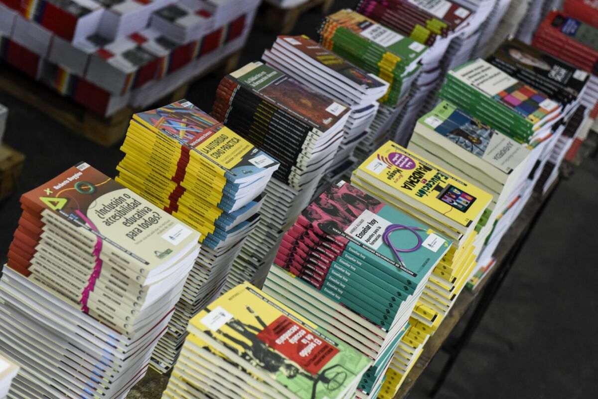 Government Distributes 200,000 Books for Teacher Training Across Argentina