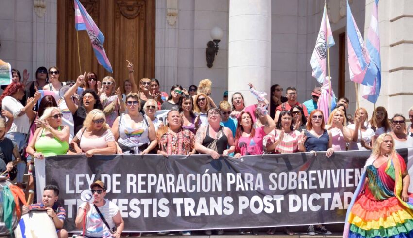 Santa Fe sancionó la ley denominada de Reparación Histórica, que otorga una pensión mensual vitalicia no contributiva y cobertura médica a toda aquellas persona travestis y trans que acrediten que, durante el período que comprende del 10 de diciembre de 1983 al 10 de junio de 2010