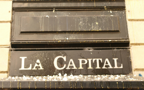 Frente del diario La Capital intervenida a huevazos durante el conflicto de 2010