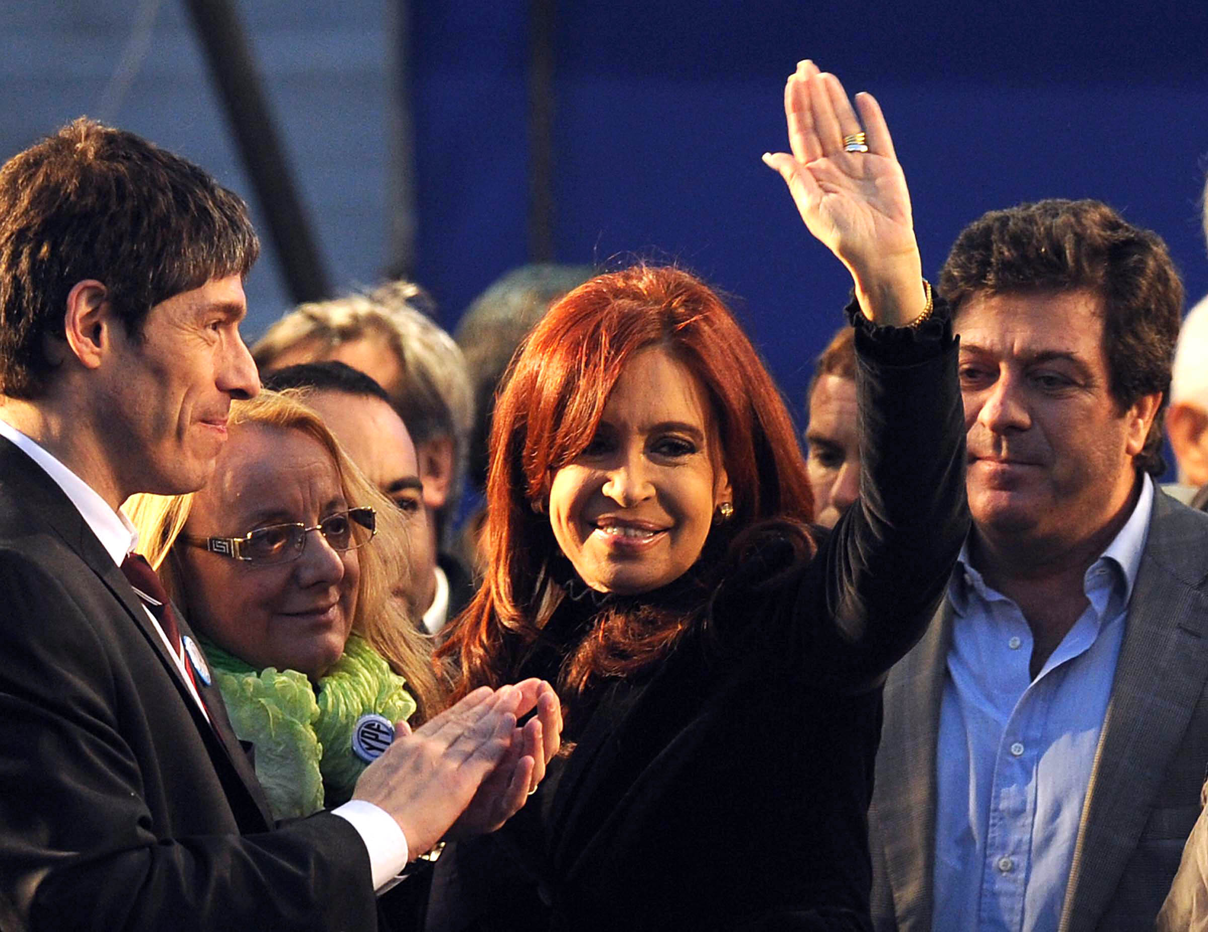 Cristina Fernández de Kirchner saluda
