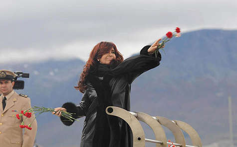Cristina arrojó una ofrenda floral al Canal de Beagle en honor a los caídos en la guerra de Malvinas.